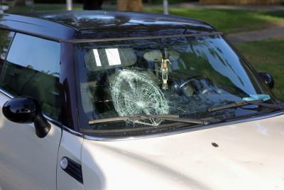 Man op elektrische step botst op auto in Waalwijk, bestuurder blijft ongedeerd