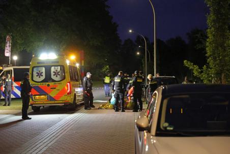 Politiebiker gewond na val tegen geparkeerde auto op Drunenseweg