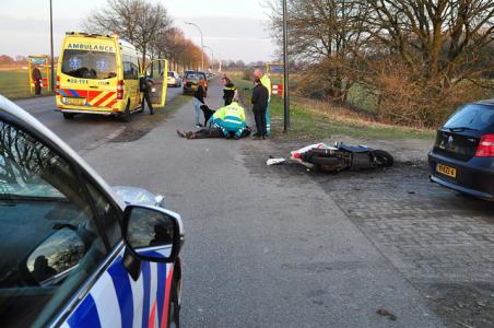 Scooterrijder klapt op auto en raakt gewond in Waalwijk