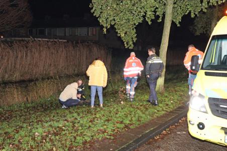 Omstander redt man uit het ijskoude water aan de Klaproosstraat Waalwijk