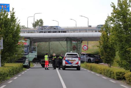 Vrachtwagenchauffeur botst met containerwagen tegen viaduct aan de Hoogeindse Rondweg Waalwijk
