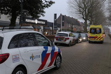 Vier politiewagens rukken uit naar Fletcher Hotel aan de Burgemeester van der Klokkenlaan Waalwijk
