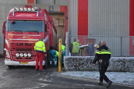 Vrachtwagenchauffeur valt uit cabine in Waalwijk