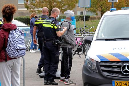Man aangehouden door de politie bij Albert Heijn aan het Bloemenoordplein Waalwijk