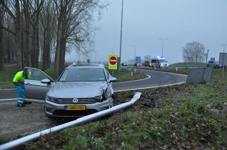 Weer vliegt auto uit de bocht bij afslag Waalwijk-Oost