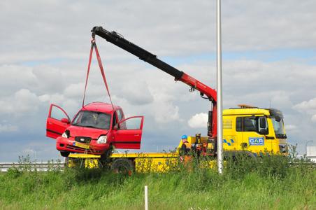 Auto over de kop in Waalwijk: bestuurder gewond