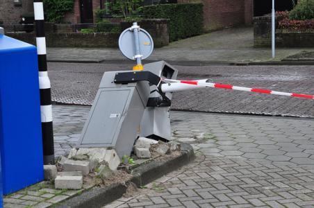 Vrachtwagenchauffeur rijdt slagboom uit de grond bij winkelcentrum De Els in Waalwijk