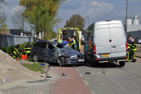 Twee gewonden bij zwaar ongeluk op Industrieweg Waalwijk