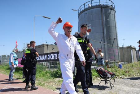 Klimaatactivisten bezetten gaswinningslocatie aan Weteringweg: politie verricht aanhoudingen