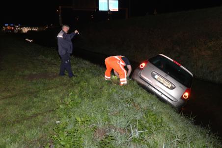 Bestuurder vliegt uit de bocht en belandt in de sloot aan de Havenweg Waalwijk