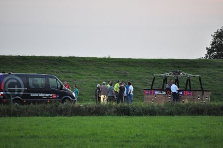 UPDATE: 20 ballonvaarders vast gehouden op weiland door boer aan de Overstortweg Waalwijk