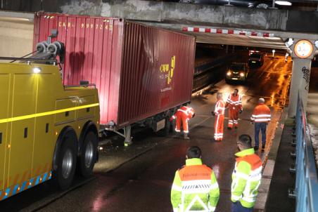 Container van vrachtwagen na uren weer los onder brug aan de Hertog Janstraat Waalwijk
