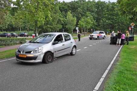 Automobilist ramt auto na klapband aan de Burg. Smeelelaan Waalwijk