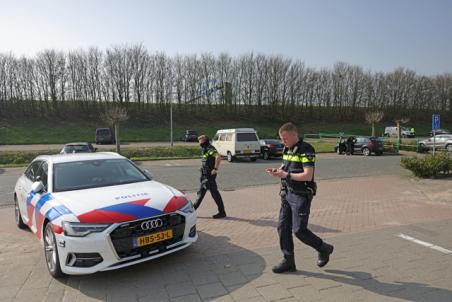 Grote klopjacht in Waalwijk: Politiehelikopters en Landelijke Eenheid zoeken verdachte Grote klopjacht in Waalwijk: Politiehelikopters en Landelijke Eenheid zoeken verdachte