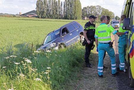 Bestuurder belandt met auto in sloot na onwelwording aan de Hoofdkorfweg Waalwijk