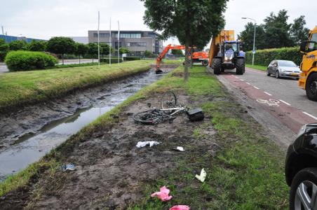 Man fietst moddersloot in en gaat tekeer tegen ambulancemedewerkers in Waalwijk