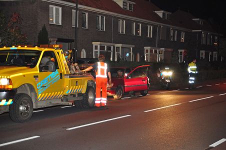 Politie rijdt auto klem aan de Burg. Smeelelaan Waalwijk