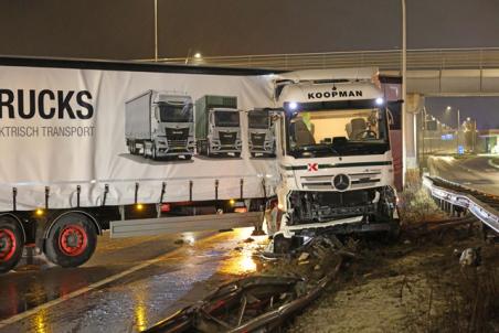 Vrachtwagen strandt in vangrail op Midden-Brabantweg door gladheid: weg dicht