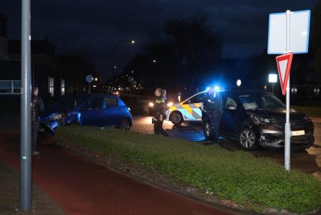 Twee auto’s botsen op kruising aan de Groen van Prinstererlaan Waalwijk