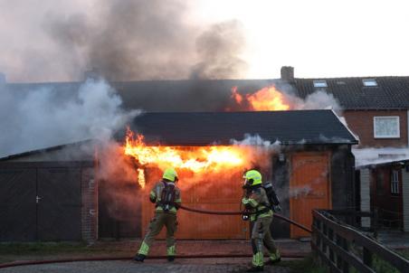 Brand slaat over naar meerdere schuren aan de Van Berckenrodelaan Waalwijk