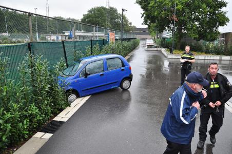 Auto ramt hek bij tennisvereniging aan de Coubertinlaan Waalwijk