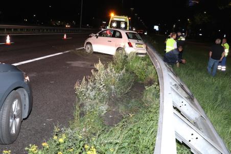 Bestuurster verliest de macht over het stuur en botst tegen vangrail aan op de A59 (Maasroute) Waalwijk