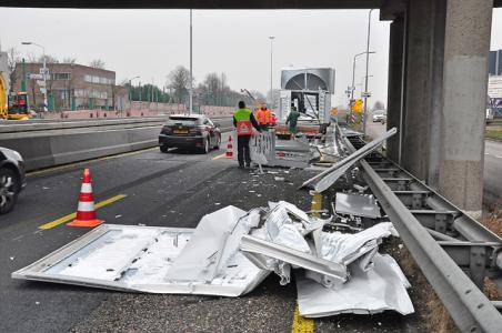 Vrachtwagen raakt viaduct en verliest lading op de A59 (Maasroute) Waalwijk