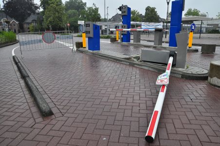 Vrachtwagen chauffeur rijdt slagboom compleet uit de grond aan winkelcentrum De Els Waalwijk