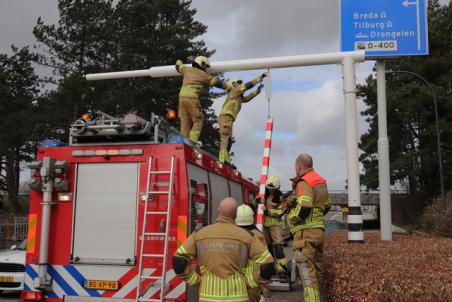 Brandweer verwijderd waarschuwingsbalk bij viaduct aan de Hertog Janstraat Waalwijk