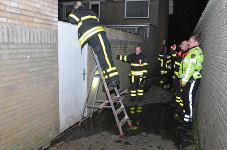 Losgeschoten slang zorgt voor waterballet aan de Van Anrooypark Waalwijk