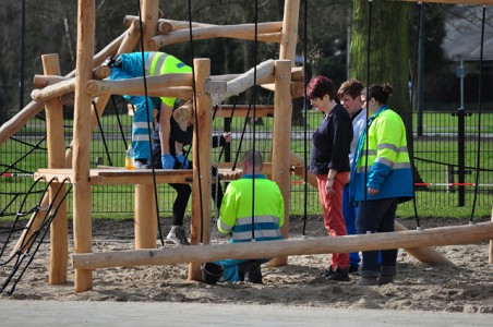 Politie bevrijdt meisje (9) dat vastzit in speeltoestel aan de Woeringenlaan Waalwijk