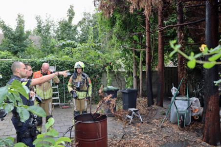 Brandweer voor tweede keer naar Monseigneur Prinsenstraat: Coniferen vliegen in brand door stookton