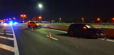 Auto botst twee keer tegen vangrail op A59 bij Waalwijk