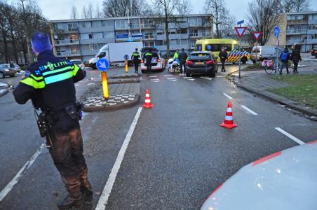 Vrouw vliegt over motorkap van auto in Waalwijk en raakt gewond