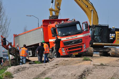 Graafmachine voorkomt dat vrachtwagen omkiepert aan de Hoogeindse Rondweg Waalwijk