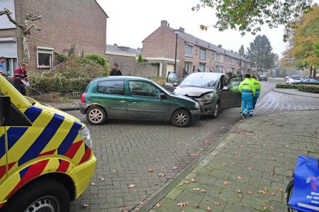 Vrouw raakt gewond bij aanrijding aan de Esdoornstraat Waalwijk