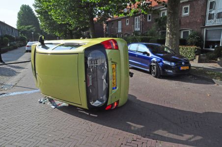 Auto belandt op kant na botsing met geparkeerde auto aan de Thorbeckelaan Waalwijk