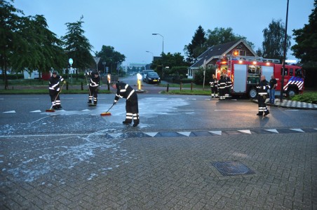 Brandweer maakt wegdek schoon aan de Krayenhofflaan Waalwijk