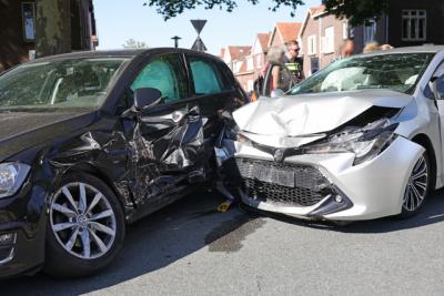 Twee auto's total loss na voorrangsfout op Burgemeester van der Klokkenlaan