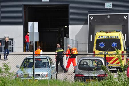 Steiger valt met man en al om in bedrijf in Waalwijk