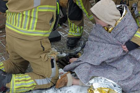 Brandweer bevrijdt meisje met voet klem in put op Diederikhof Waalwijk