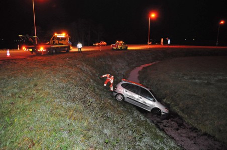 Auto in de sloot bij afrit A59 (Maasroute) Waalwijk