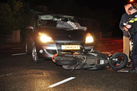 Scooter en auto botsen op kruising aan de Groenewoudlaan Waalwijk