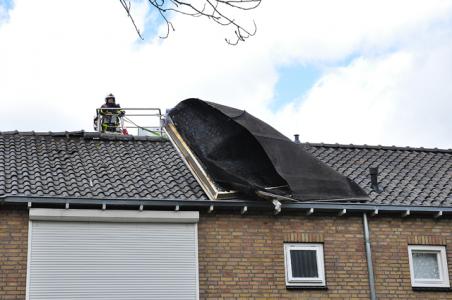 Wind rukt dak van dakkapel af aan de Groenewoudlaan Waalwijk