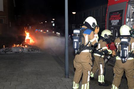 Dozen met papier in brand aan de Cederstraat Waalwijk