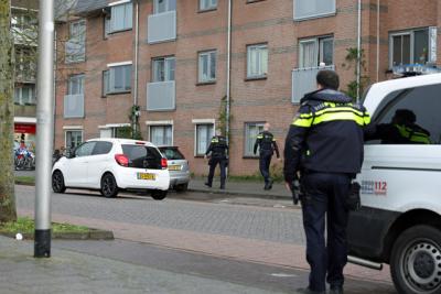 Politie met kogelwerende vesten omsingelt woning in Margrietstraat: Verwarde man uit huis gepraat