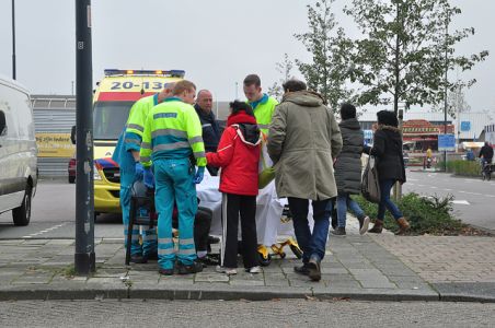 Vrouw raakt gewond na aanrijding met auto aan de Meester van Coothstraat Waalwijk