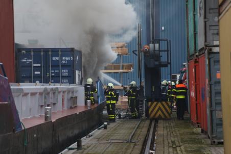 Brand op containerschip in Haven van Waalwijk, veel rookontwikkeling