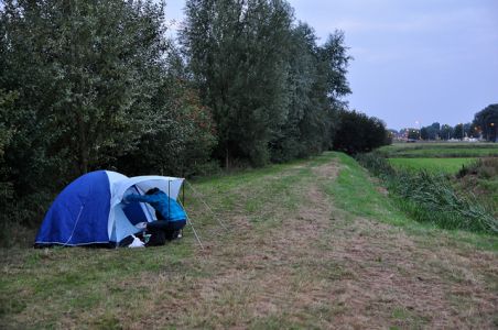 Tom Narski slaapt in tentje om vermiste hond Ona terug te vinden langs snelweg A59 (Maasroute) Waalwijk