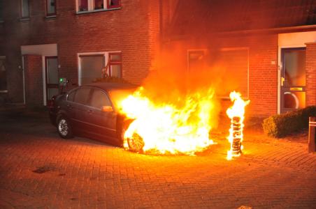 Auto gaat in vlammen op aan de Mede Waalwijk